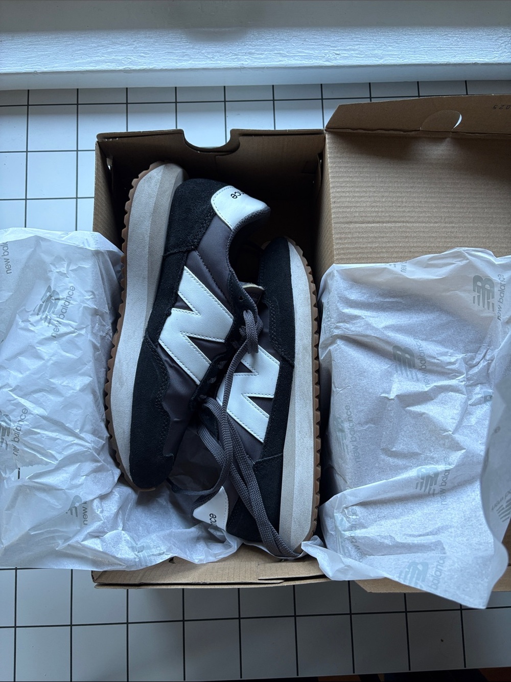 New Balance 327 Black White Retro Free People sneaker - Picture 7 of 7